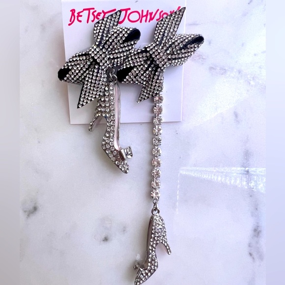 New Betsey Johnson BETSEYS HOLIDAY MISMATCH PUMP EARRINGS - Picture 4 of 9
